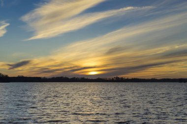 Bahar akşam İsveç İskandinavya Avrupa'nın güzel doğa ve manzara fotoğraf. Güzel taze mavi alacakaranlıkta gökyüzü günbatımı. Göl yansımaları, ahşap köprü ve ağaçlar ufuktan. Sakin, huzurlu fotoğraf