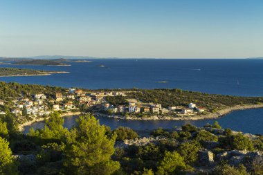 Primosten Hırvatistan Avrupa. Dalmaçya kıyılarında Adriyatik Denizi güzel küçük eski şehir. Renkli mavi gökyüzü ve denizin güzel güneşli yaz gün. Sakin, huzurlu, neşeli ve mutlu açık havada resim.