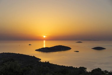 Güzel gün batımı Hırvatistan Avrupa'nın Adriyatik Denizi.