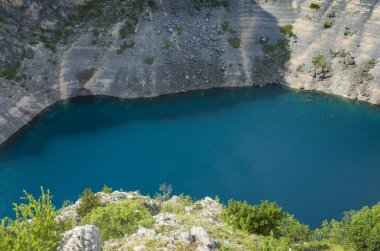 Mavi göl Imotski Hırvatistan, çok büyük ve derin Düden Dalmaçya dağlarda güzel doğa ve manzara fotoğrafı.