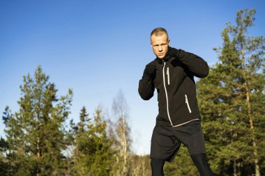 Erkek beyaz orta yaş boksör dışında doğada eğitim