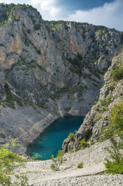 Mavi göl Imotski Hırvatistan, çok büyük ve derin Düden Dalmaçya dağlarda güzel doğa ve manzara fotoğrafı.