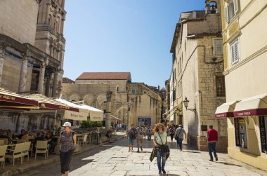 Split, Hırvatistan, 21 Mayıs 2018, güzel güneşli bir günde eski şehir, Nice açık havada popüler turistik şehir. Street insanlar yürüme.