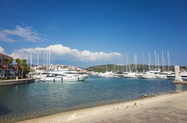 Split, Hırvatistan, 21 Mayıs 2018, güzel güneşli bir günde eski şehir, Nice açık havada popüler turistik şehir. Liman tekneler ve mavi gökyüzü ile.