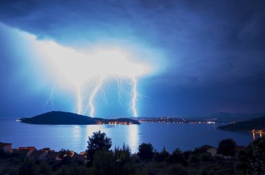 Fırtına bulutları ve sert hava Hırvatistan Avrupa'nın Adriyatik Denizi üzerinde. Güçlü yıldırım ve Dalmaçya kıyılarının köyde Rogoznica üzerinde yanıp söner. 