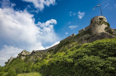 Klis Kalesi Dalmaçya Hırvatistan Split şehir dışında. Güzel eski kalıntıları ve yüksek dağ üst Adriyatik Denizi üzerinde bina. Taş yapılar güzel mimarisi. Antik Royal Castle