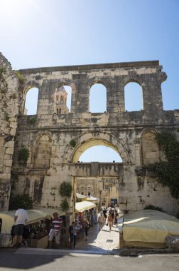 Split, Hırvatistan, 21 Mayıs 2018, güzel güneşli bir günde eski şehir, Nice açık havada popüler turistik şehir. Street insanlar yürüme.