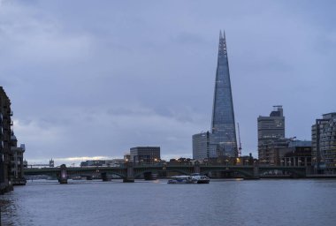 Londra Büyük Britanya, 11 Ekim 2017, şehrin güzel şafak, mavi renkli ve sakin sonbahar sabahı Thames Nehri ile