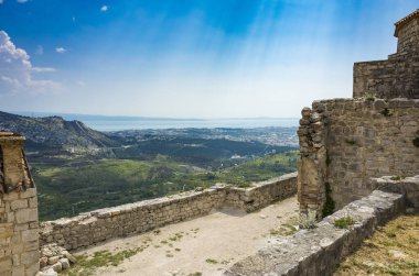 Klis Kalesi Dalmaçya Hırvatistan Split şehir dışında. Güzel eski kalıntıları ve yüksek dağ üst Adriyatik Denizi üzerinde bina. Taş yapılar güzel mimarisi. Antik Royal Castle