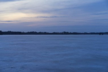 Bahar akşam İsveç İskandinavya Avrupa'nın renkli günbatımı güzel doğa ve manzara fotoğraf. Güzel açık havada resim Gölü ile