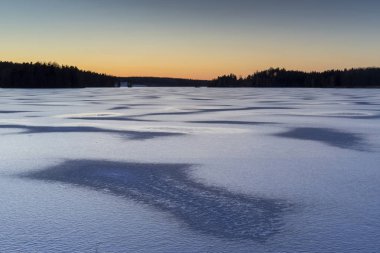 Buzlu göl'de kış sezonu gündoğumu arka plan üzerinde