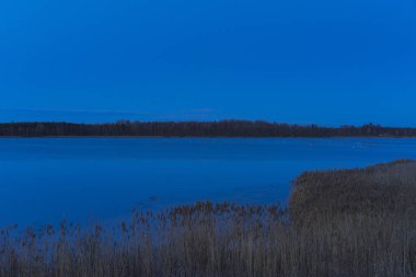 Güzel doğası akşam göle İsveç İskandinavya Avrupa'da. 