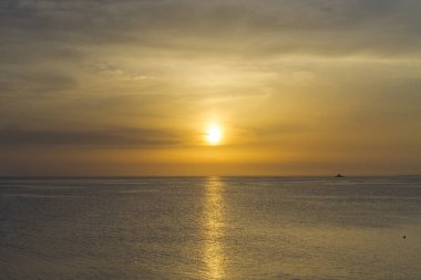 Hırvatistan Adriyatik Denizi güzel günbatımında. Güzel renkli yaz akşam. Sakin, huzurlu, neşeli ve mutlu arka plan görüntüsü. Güzel doğa ve manzara Dalmaçya.