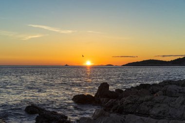 Güzel gün batımı Hırvatistan Avrupa'nın Adriyatik Denizi.