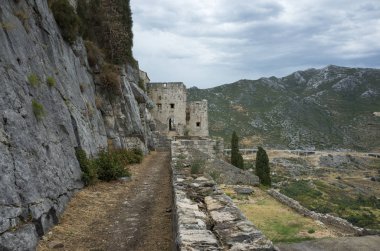 Klis Kalesi Dalmaçya Hırvatistan Split şehir dışında. Güzel eski kalıntıları ve yüksek dağ üst Adriyatik Denizi üzerinde bina. Taş yapılar güzel mimarisi. Antik Royal Castle