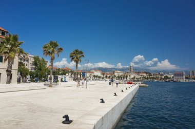Split, Hırvatistan, 21 Mayıs 2018, güzel güneşli bir günde eski şehir, Nice açık havada popüler turistik şehir. Liman tekneler ve mavi gökyüzü ile.