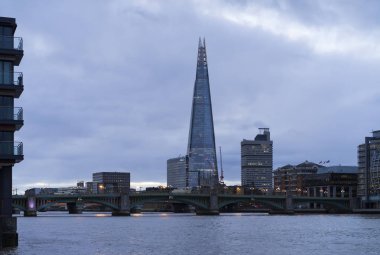 Londra Büyük Britanya, 11 Ekim 2017, şehrin güzel şafak, mavi renkli ve sakin sonbahar sabahı Thames Nehri ile
