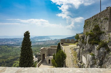 Klis Kalesi Dalmaçya Hırvatistan Split şehir dışında. Güzel eski kalıntıları ve yüksek dağ üst Adriyatik Denizi üzerinde bina. Taş yapılar güzel mimarisi. Antik Royal Castle