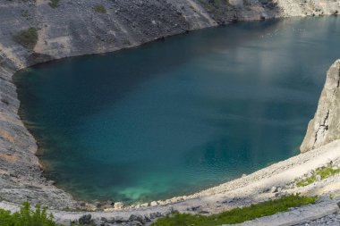 Mavi göl Imotski Hırvatistan, çok büyük ve derin Düden Dalmaçya dağlarda güzel doğa ve manzara fotoğrafı.