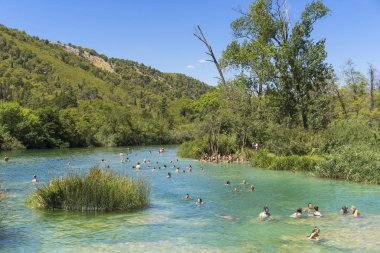 Milli Park Krka, Hırvatistan, 14 Ağustos 2017, insanlar suda yüzen şelale, Nice sıcak yaz günü kapatın.
