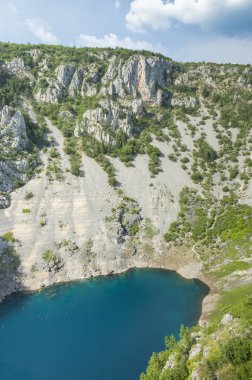 Mavi göl Imotski Hırvatistan, çok büyük ve derin Düden Dalmaçya dağlarda güzel doğa ve manzara fotoğrafı.