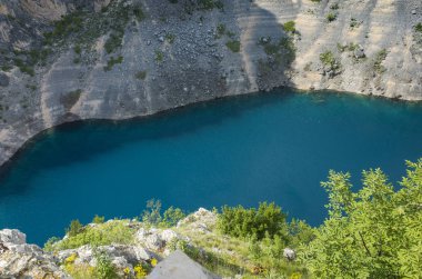 Mavi göl Imotski Hırvatistan, çok büyük ve derin Düden Dalmaçya dağlarda güzel doğa ve manzara fotoğrafı.