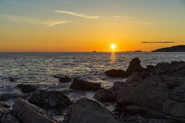 Güzel gün batımı Hırvatistan Avrupa'nın Adriyatik Denizi.