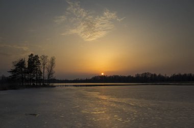 Bahar akşam İsveç İskandinavya Avrupa'nın renkli günbatımı güzel doğa ve manzara fotoğraf. Göl, ağaçlar ve gökyüzü güzel açık havada resim. Sakin, huzurlu arka plan resmi.