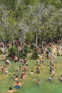 Milli Park Krka, Hırvatistan, 14 Ağustos 2017, insanlar suda yüzen şelale, Nice sıcak yaz günü kapatın.