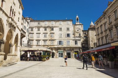 Split, Hırvatistan, 21 Mayıs 2018, güzel güneşli bir günde eski şehir, Nice açık havada popüler turistik şehir. Street insanlar yürüme.