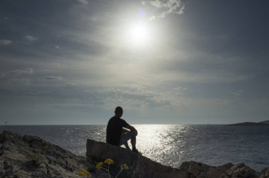 Gün batımında sahilde bir adam
