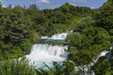 Milli Park Krka Hırvatistan Avrupa. Güzel güneşli yaz günü. Güzel açık havada doğa ve manzara fotoğrafı. Göller, nehirler ve şelaleler