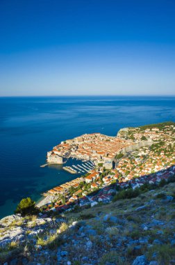 Primosten Hırvatistan Avrupa. Dalmaçya kıyılarında Adriyatik Denizi güzel küçük eski şehir. Renkli mavi gökyüzü ve denizin güzel güneşli yaz gün. Sakin, huzurlu, neşeli ve mutlu açık havada resim.