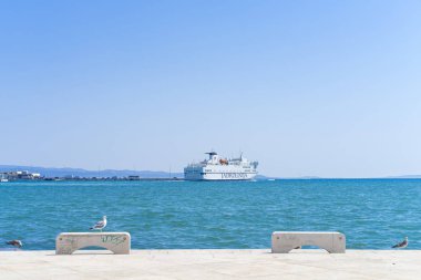 gündüz limanda demirleme turistik tekne görünümü 