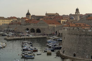 antik taşlı mimari ve gündüz demirleme tekneleri görünümü