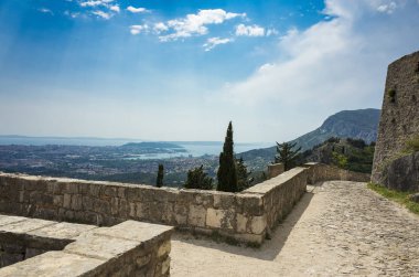 Klis Kalesi Dalmaçya Hırvatistan Split şehir dışında. Güzel eski kalıntıları ve yüksek dağ üst Adriyatik Denizi üzerinde bina. Taş yapılar güzel mimarisi. Antik Royal Castle
