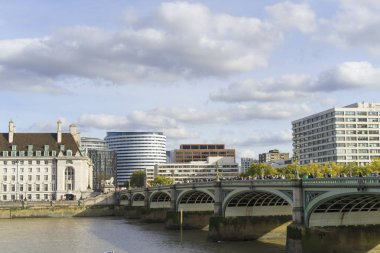 Londra Büyük Britanya, 12 Ekim 2017, Thames Nehri ve köprü, şehrin güzel güneşli bir sonbahar gün