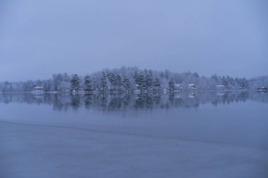 Güzel doğa ve manzara fotoğraf mavi akşam Katrineholm İsveç İskandinavya. Orman ve göl kar ve buz ile.