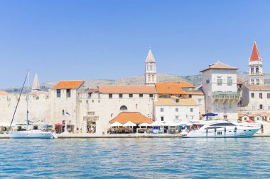 Split, Hırvatistan, 21 Mayıs 2018, güzel güneşli bir günde eski şehir, Nice açık havada popüler turistik şehir. Liman tekneler ve mavi gökyüzü ile.