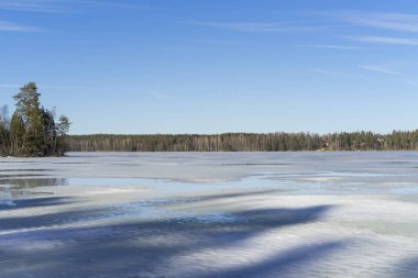 Güneşli bahar günü İsveç İskandinavya Avrupa'nın güzel doğa ve manzara fotoğraf. Buz Gölü, ağaçlar ve mavi gökyüzü güzel açık havada resim