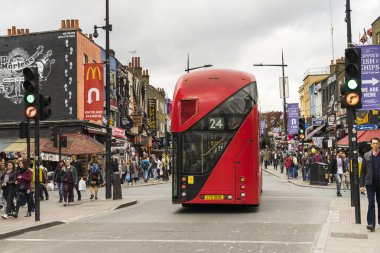 Camden Town Londra Büyük Britanya, 13 Ekim 2017, insanlar ve sokak, güzel açık havada resim şehir trafik