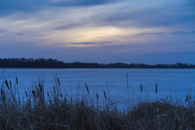 Bahar akşam İsveç İskandinavya Avrupa'nın renkli günbatımı güzel doğa ve manzara fotoğraf. Güzel açık havada resim Gölü ile