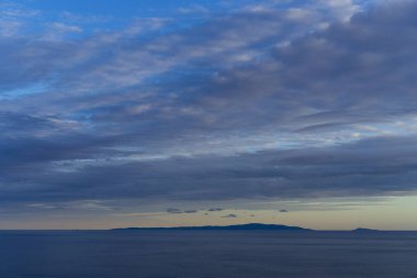 bulutlu gökyüzü arka plan üzerinde deniz görünümü 