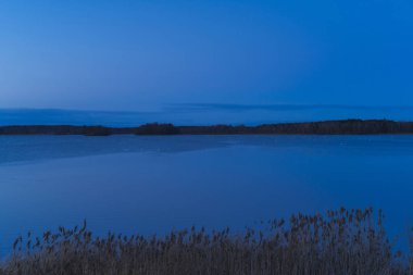 Güzel doğası akşam göle İsveç İskandinavya Avrupa'da. 
