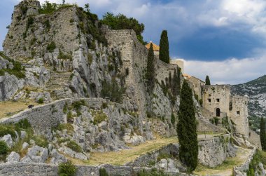 Klis Kalesi Dalmaçya Hırvatistan Split şehir dışında. Güzel eski kalıntıları ve yüksek dağ üst Adriyatik Denizi üzerinde bina. Taş yapılar güzel mimarisi. Antik Royal Castle