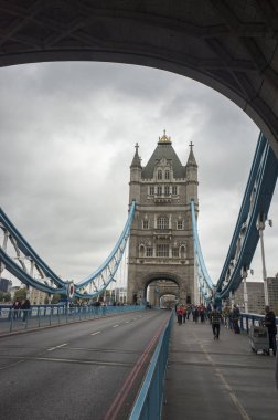 Londra Büyük Britanya, 13 Ekim 2017, ayrıntılarını güzel Tower Bridge, İngiltere'de güzel mimarisi üzerinde sonbahar günü