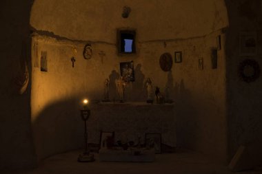 Binanın içindeki dini mekanın içinde.