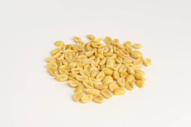 Beyaz zemin üzerine kavrulmuş tuzlu fıstık. Lezzetli fındık, büyük Aperatif veya yemek yemek için iyi madde.