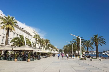 Split, Hırvatistan, 21 Mayıs 2018, güzel güneşli bir günde eski şehir, Nice açık havada popüler turistik şehir. Street insanlar yürüme.