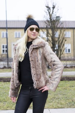 Açık havada giyen kürk ceket poz güzel sarışın genç kadın 